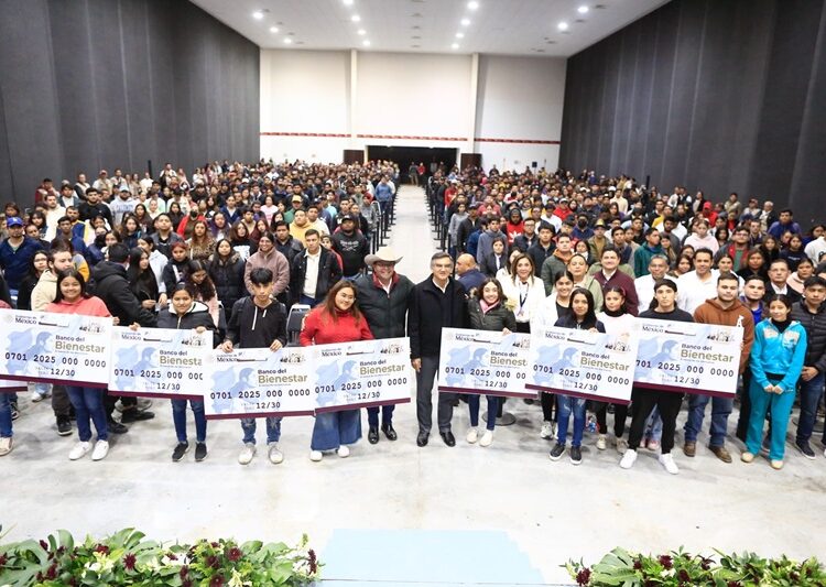 Entrega AVA tarjetas del programa “Jóvenes Construyendo el Futuro”