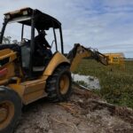 COMAPA SUR trabaja en limpieza de lirio acuático acumulado en la bocatoma de Planta Altavista