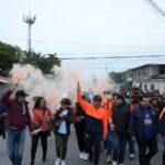 Encabeza rector caravana naranja en apoyo al Correcaminos