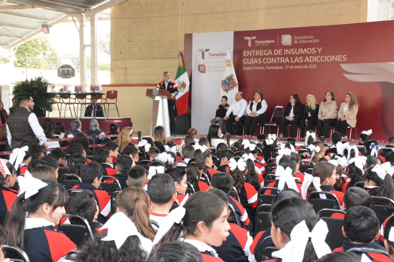 Cumple gobernador a educandos, entrega equipo tecnológico y mobiliario escolar