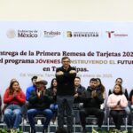 Entrega Américo tarjetas del programa «Jóvenes Construyendo el Futuro»