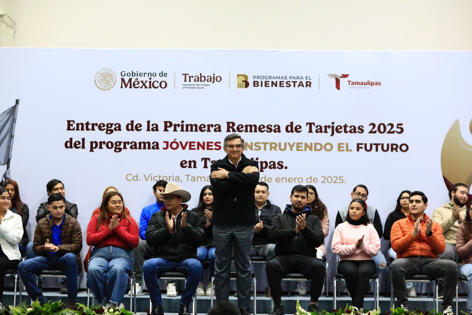 Entrega Américo tarjetas del programa «Jóvenes Construyendo el Futuro»