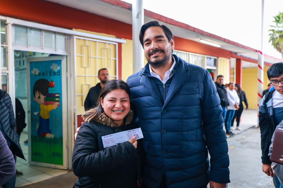 Entregó Alcalde Carlos Peña Ortiz Becas y apoyos para estudiantes, mamás luchonas y tazos dorados