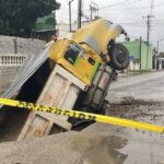 Camión se hunde en enorme socavón