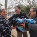 Erasmo entrega más cobertores a familias en vulnerabilidad