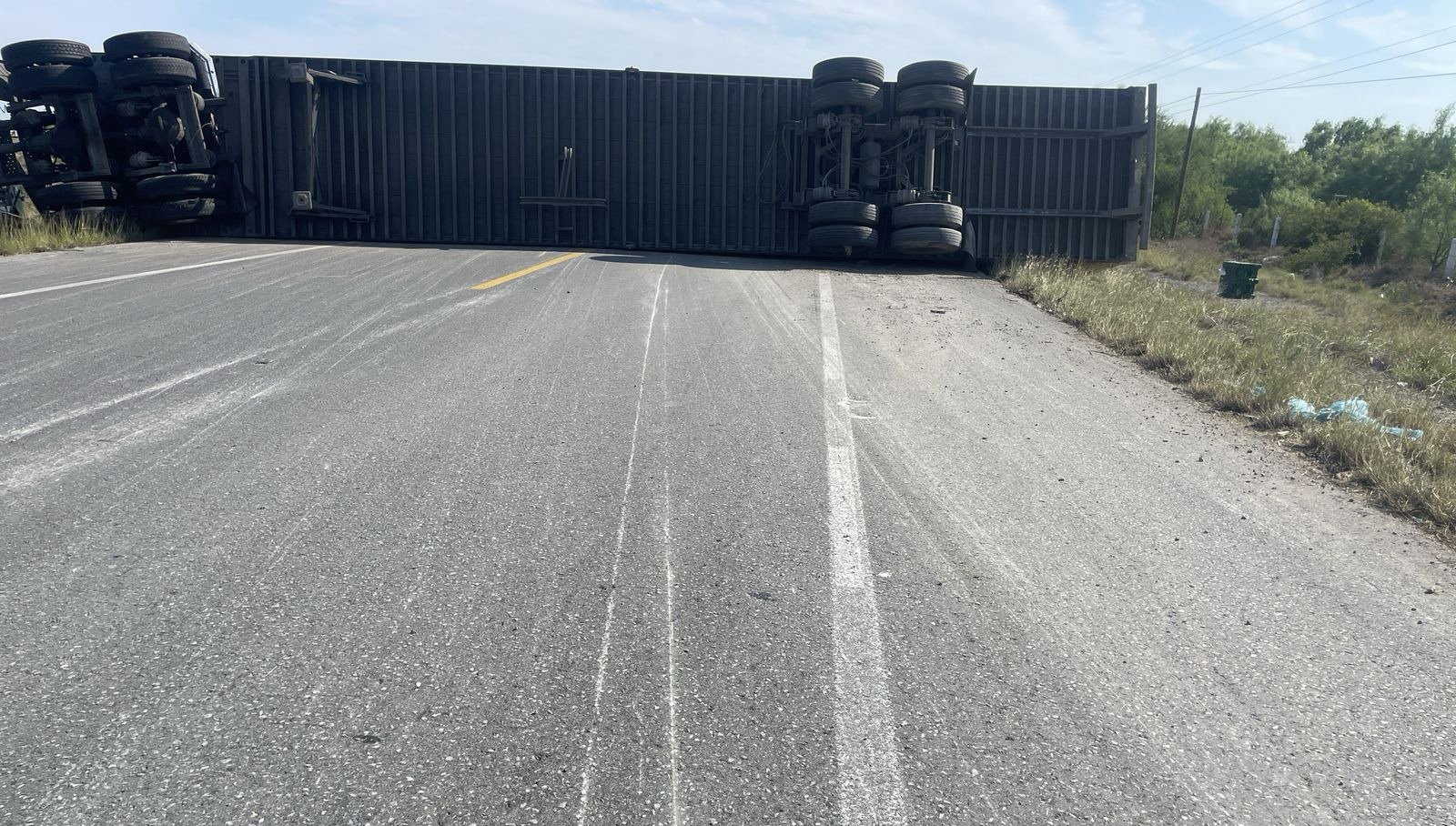 Se voltea Tráiler en la Monterrey-Nuevo Laredo, al evitar encontronazo con otra pesada unidad
