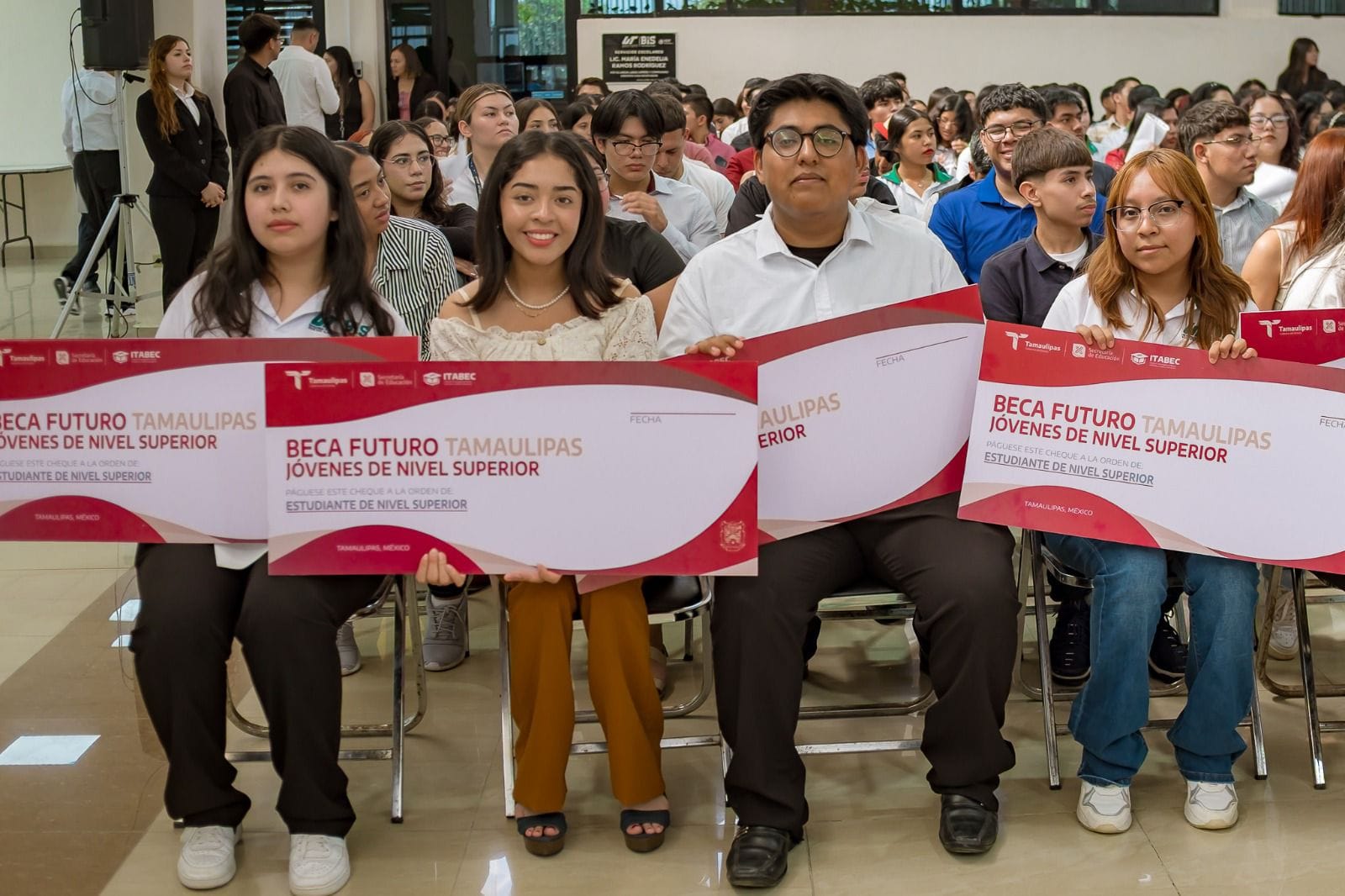 Entregan becas “Futuro Tamaulipas Jóvenes de Nivel Superior” en Nuevo Laredo