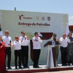 Entrega gobernador de Tamaulipas nuevos vehículos para seguridad pública