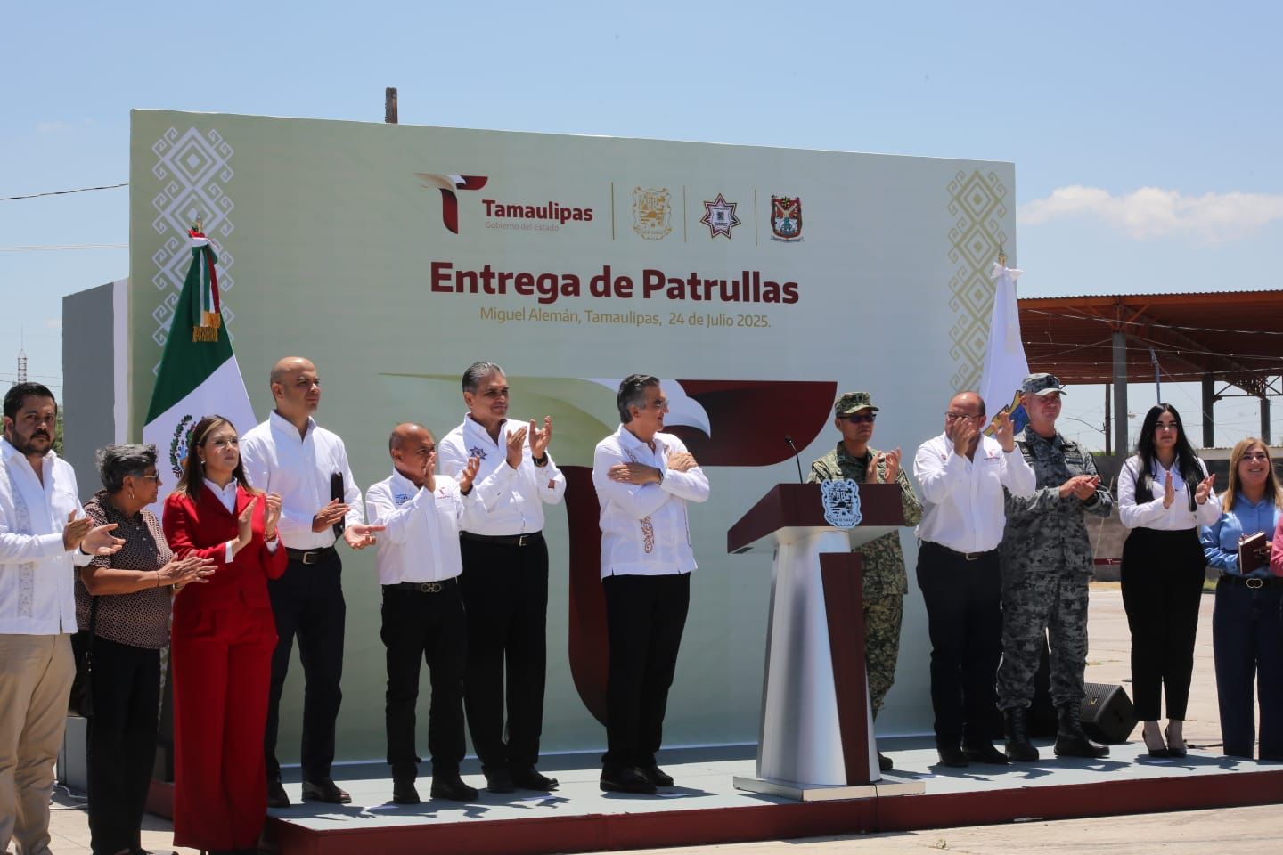 Entrega gobernador de Tamaulipas nuevos vehículos para seguridad pública