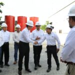 Recorre gobernador Américo Villarreal planta que transforma plásticos en combustibles en Altamira