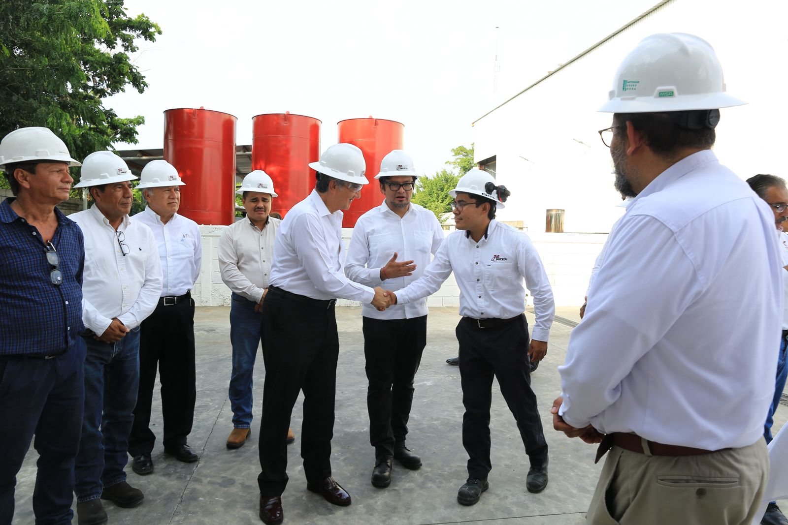 Recorre gobernador Américo Villarreal planta que transforma plásticos en combustibles en Altamira