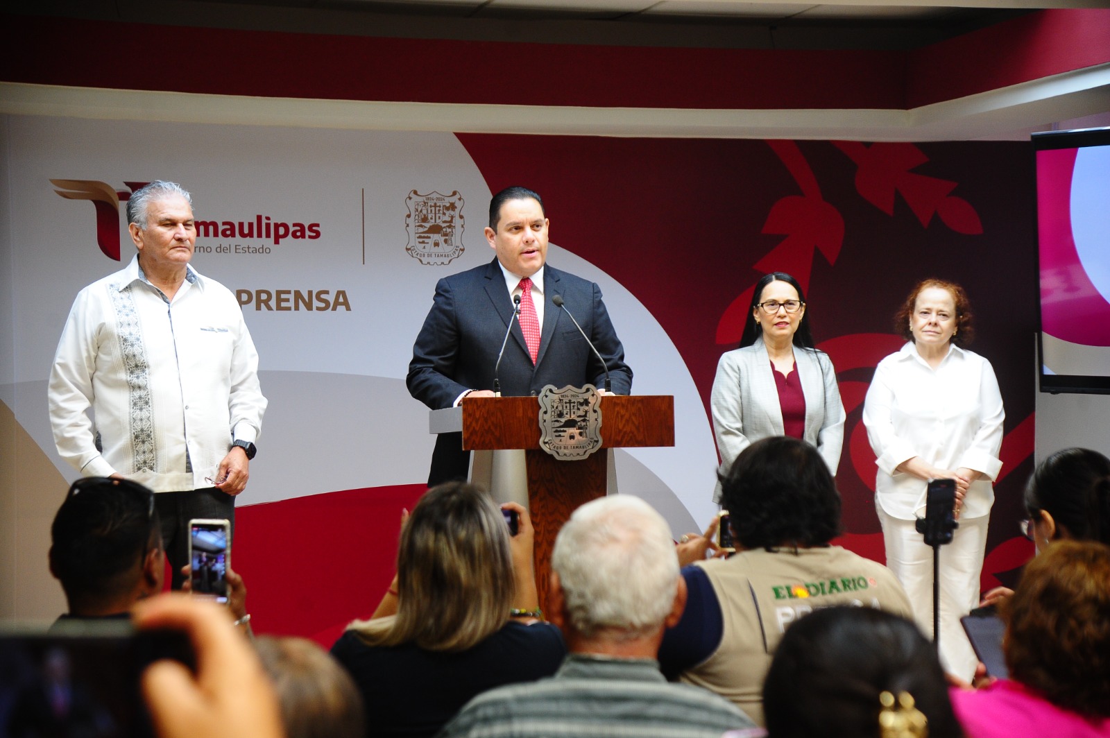 Benefició Cabeza de Vaca con contratos a los Carmona, denuncia Salud