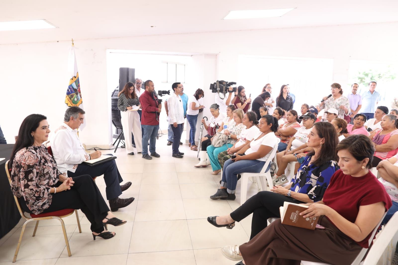 Atiende Américo demandas de las mujeres despicadoras en Tampico