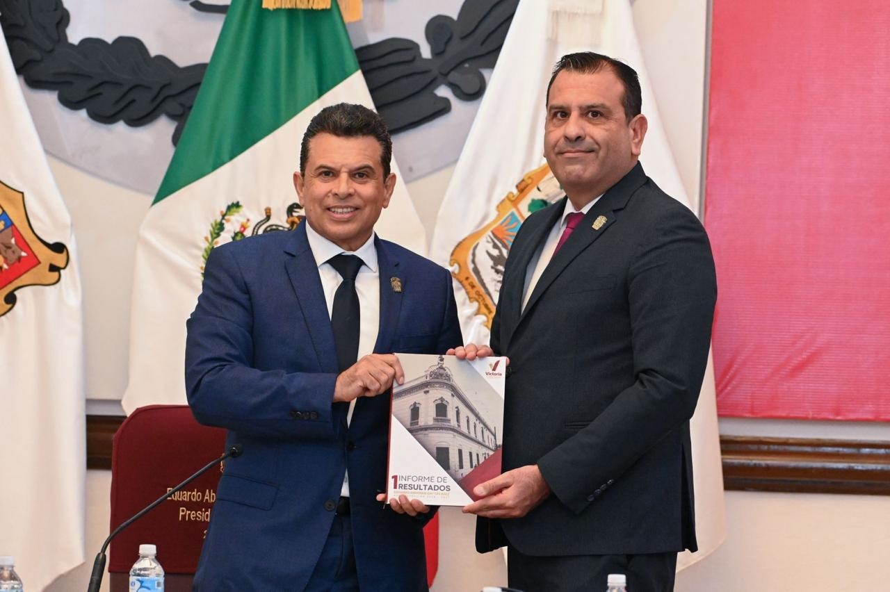 Entrega Lalo Gattás informe por escrito al Cabildo de Victoria.