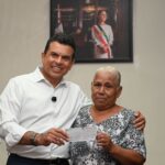 Entrega Lalo Gattás seguro por incendio de vivienda a ciudadana afectada.