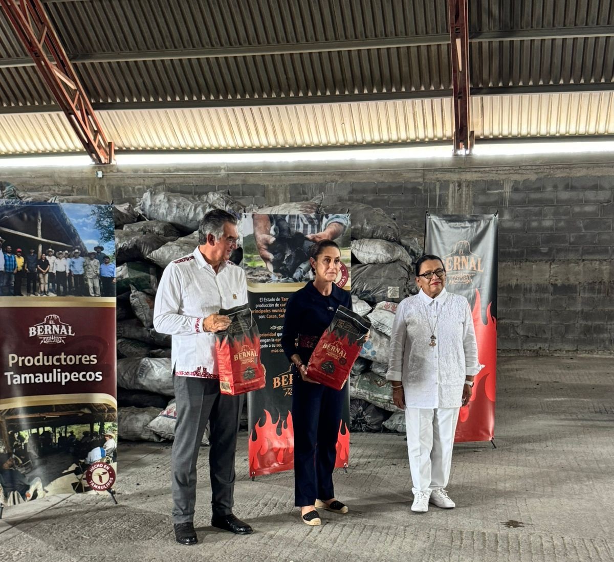 Recorrió presidenta empacadora de carbón vegetal “El Bernal”