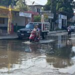 Vecinos denuncian grave fuga de aguas negras en la calle Jiménez
