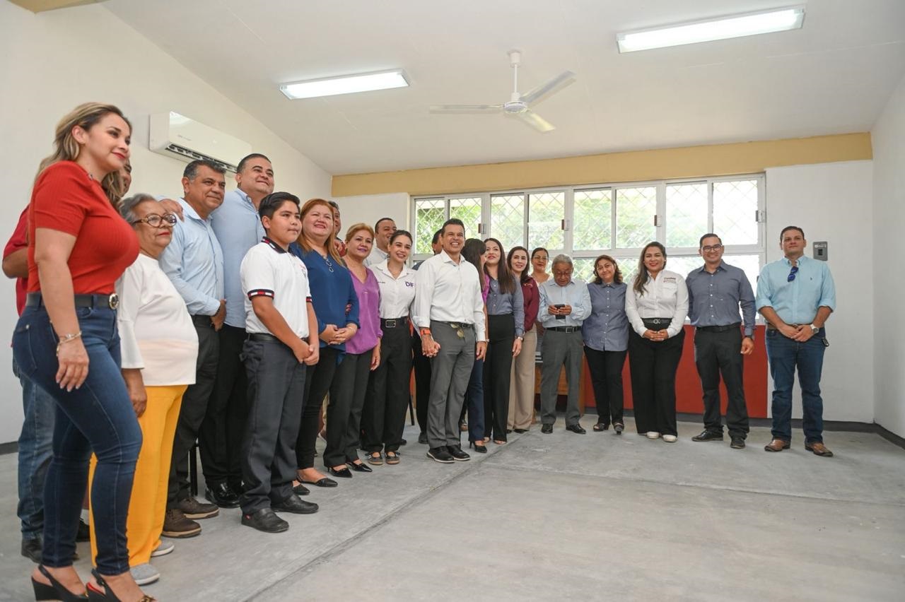 Entrega Ayuntamiento, aula a la escuela primaria Francisco Márquez.