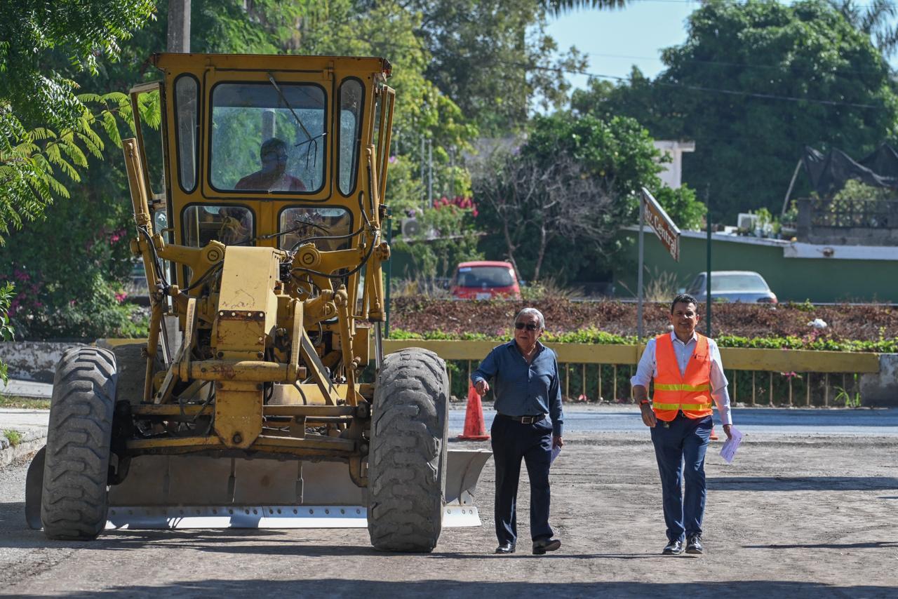 Supervisa alcalde avance de obras de pavimentación asfáltica y concreto en colonias.