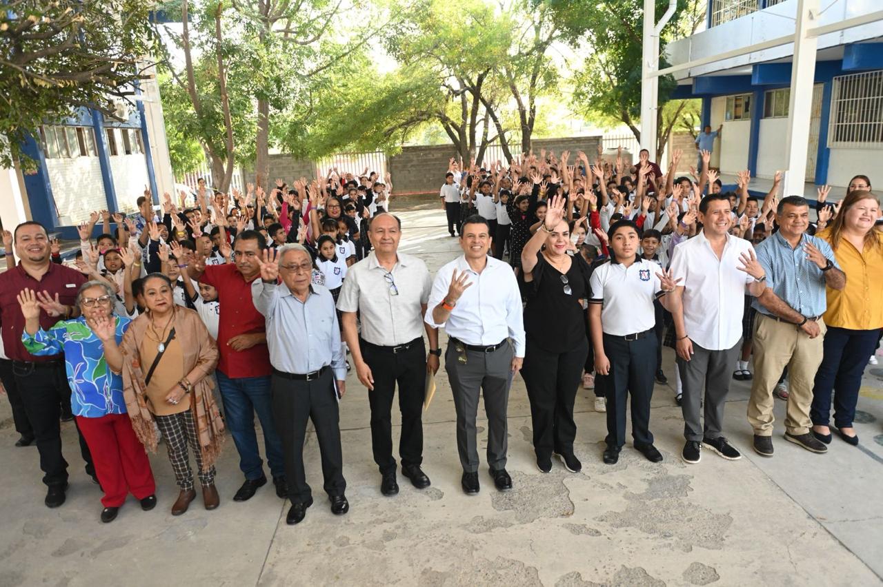 Con techumbre en escuela beneficia Lalo Gattás a estudiantes de la colonia Horacio Terán.