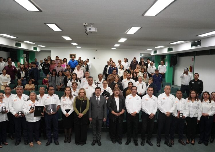 Preside rector homenaje al personal jubilado del SUTUAT