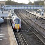 Jóvenes atacan con cuchillo a pasajeros de tren de Londres; hay 10 heridos