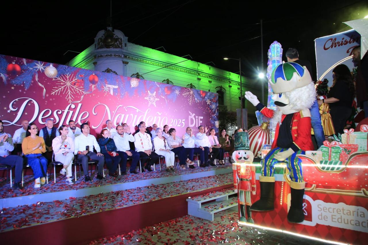 Encabezan Américo y María desfile navideño y el tradicional encendido del pino