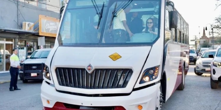 Entregan camiones climatizados 2026 en Nuevo Laredo