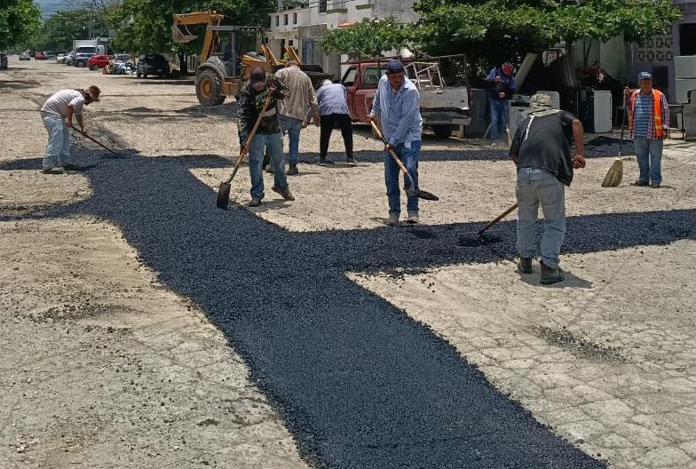 Reactivan bacheo en Victoria para reparar calles dañadas por lluvias.