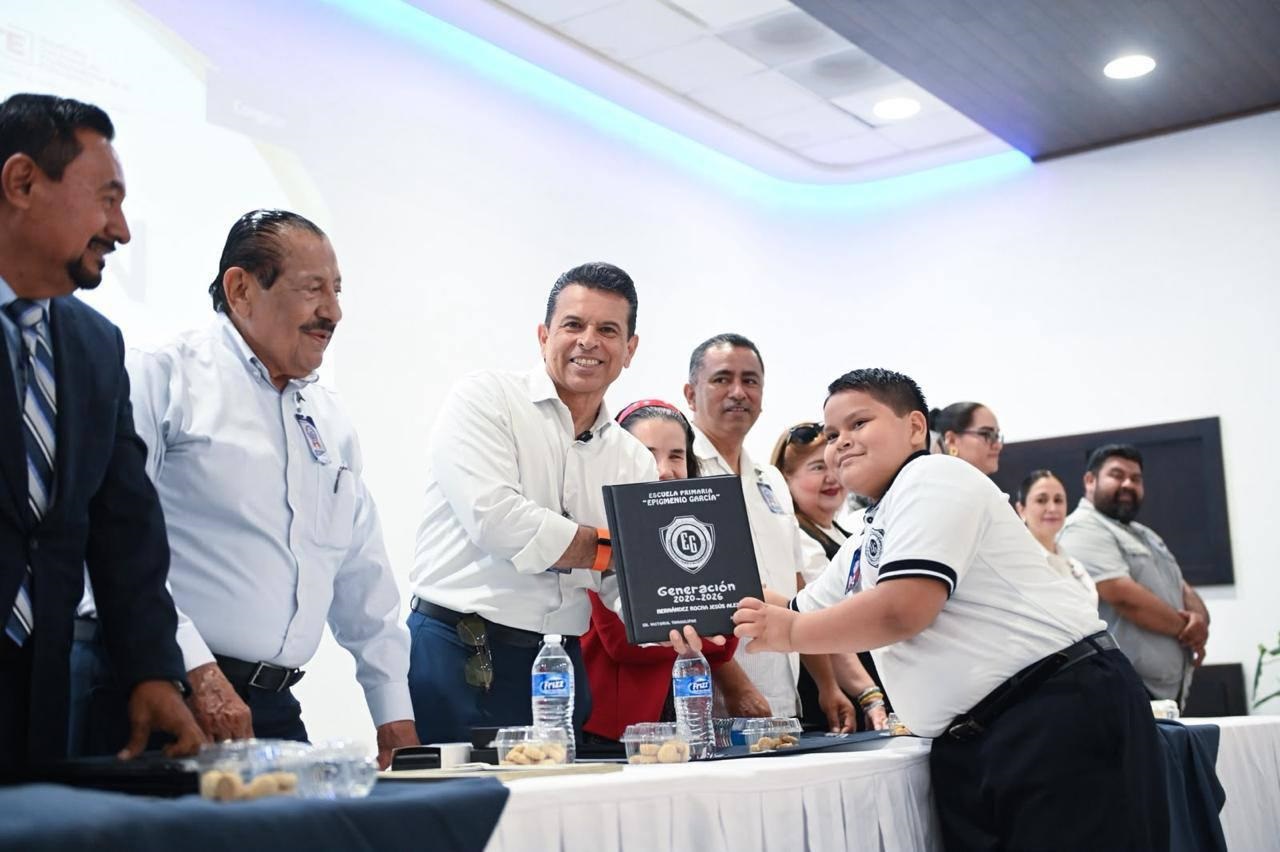 Apadrina alcalde Lalo Gattás generación de la Esc. Epigmenio García.