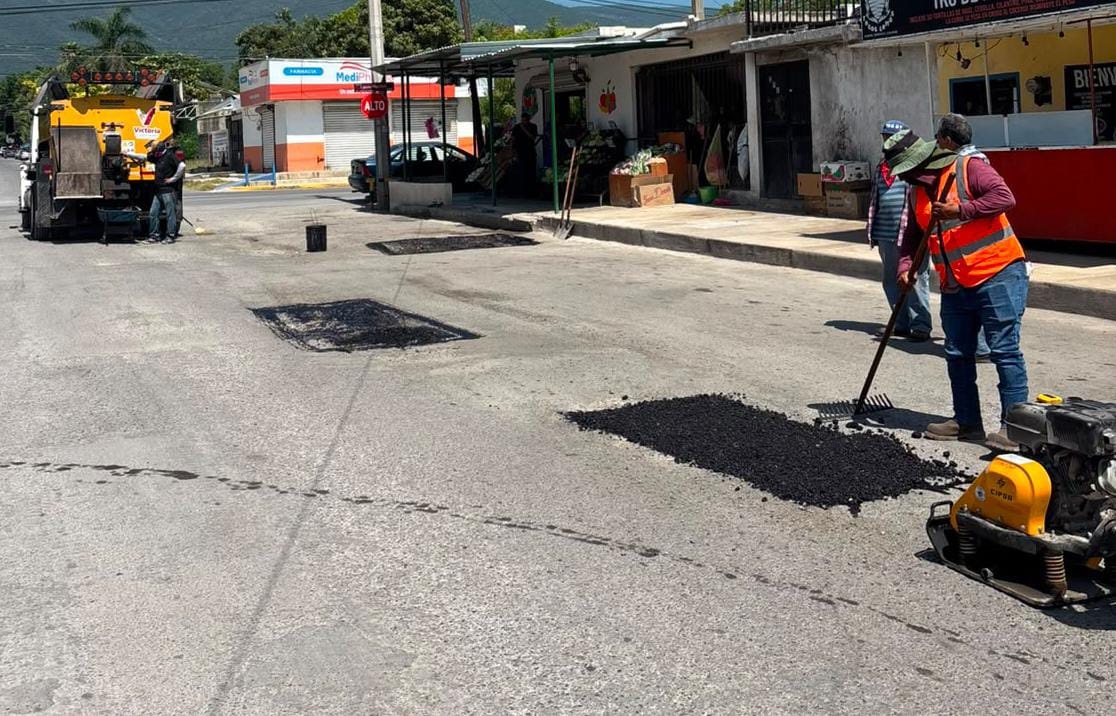 Continúa bacheo en periodo vacacional para mejorar calles de Victoria.