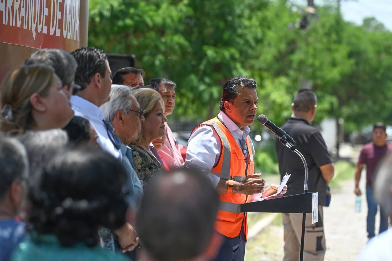 Inicia Lalo Gattás pavimentación en calle de la colonia Libertad.